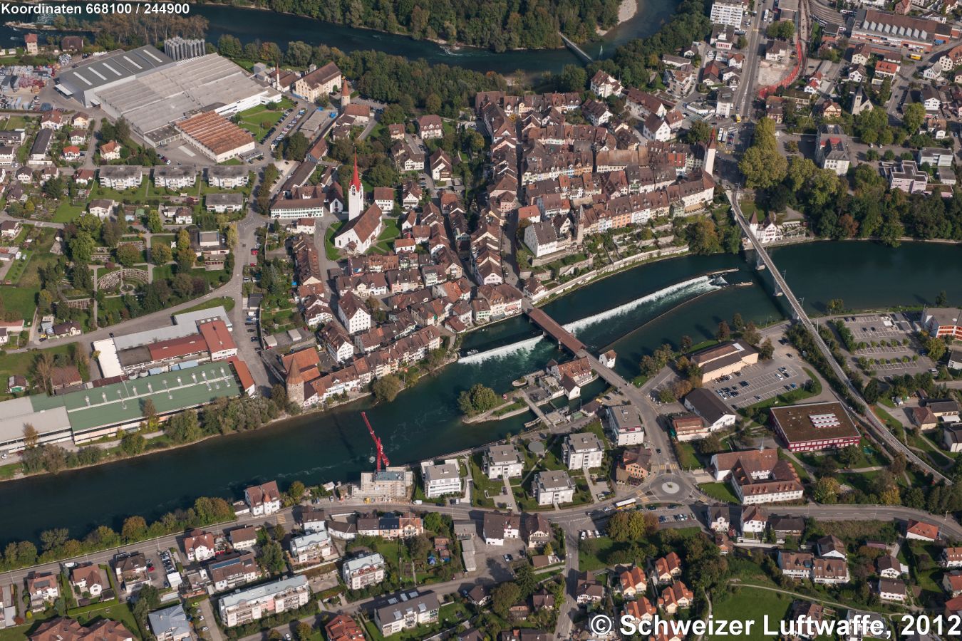 Bremgarten (AG), gedeckte Holzbrücke mit Reuss-Wehr; barocke Pfarrkirche; 'Spittelturm' am oberen Ende der Eisenbahnbrücke